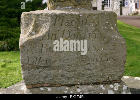 L'inscription sur la base d'une croix de la peste, Ross-on-Wye, Herefordshire Banque D'Images