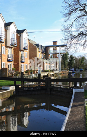 Blocage de Thames, rivière Wey, Navigation canal et rivière, à Weybridge, Surrey, England, UK Banque D'Images