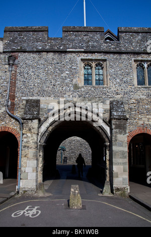 Kings gate ou Kingsgate dans l'enceinte de la vieille ville, Winchester, Hampshire, Angleterre. Banque D'Images