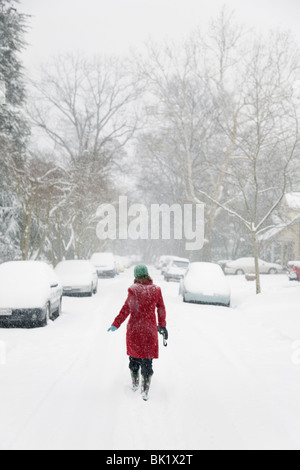 Caucasian woman walking in snow storm Banque D'Images