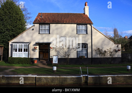 Blocage de Thames keepers cottage sur la rivière Wey, Navigation canal et rivière, à Weybridge, Surrey, England, UK Banque D'Images