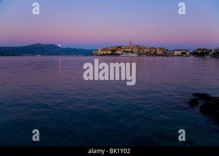 Korcula, Croatie avec la hausse pleine lune Banque D'Images