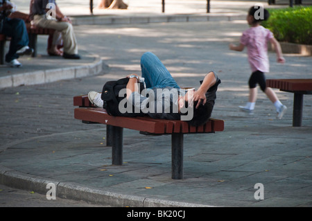 Touriste fatigué aux fenêtres du monde, Shenzhen, Chine, prendre du repos Banque D'Images