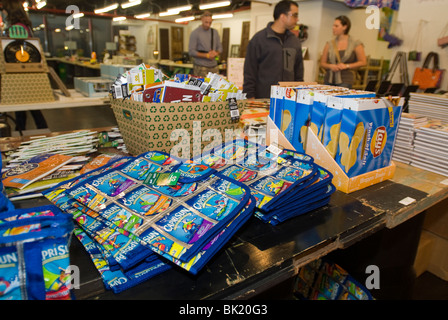 Shoppers parcourir faites de produits recyclés de marchandises à la boutique verte dans le Port Authority Bus Terminal à New York Banque D'Images