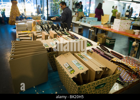 Shoppers parcourir faites de produits recyclés de marchandises à la boutique verte dans le Port Authority Bus Terminal à New York Banque D'Images