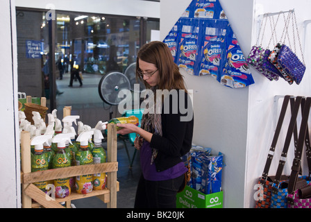 Shoppers parcourir faites de produits recyclés de marchandises à la boutique verte dans le Port Authority Bus Terminal à New York Banque D'Images