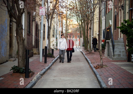 Un couple marche sur une voie à Philadelphie, PA le mercredi, 31 mars, 2010. (© Frances M. Roberts) Banque D'Images