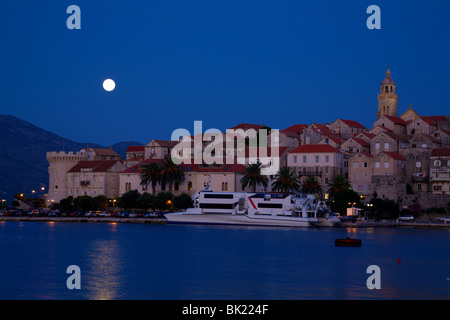 Korcula, Croatie avec la hausse pleine lune Banque D'Images