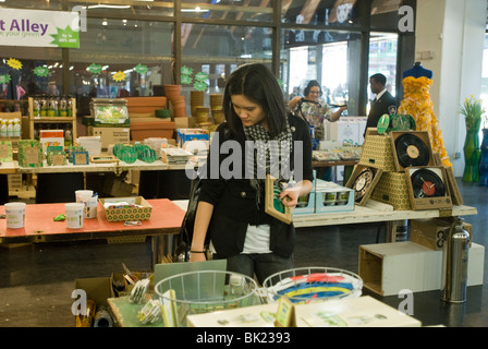 Shoppers parcourir faites de produits recyclés de marchandises à la boutique verte dans le Port Authority Bus Terminal à New York Banque D'Images