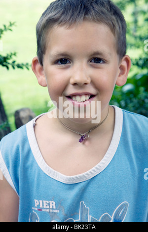 Mon fils Ricky, 10 ans Homme de Summertime, détente à la maison, les vacances scolaires, professionnels et à l'aise, les yeux d'équilibre Banque D'Images