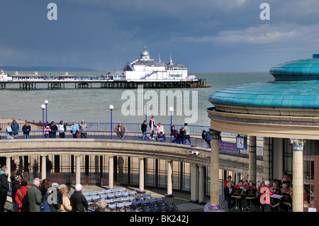 Front de mer d'Eastbourne pier et kiosque Banque D'Images