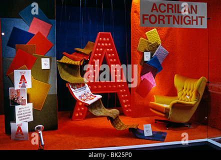 Pour afficher la fenêtre Tapis Acrilan Hopewells, meubles à Nottingham, Angleterre, c.1960 Banque D'Images