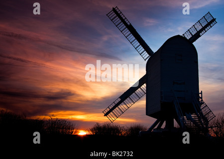 Image de crépuscule moulin Chillenden Chillenden Angleterre Kent qui est silhouetté contre le ciel du soir Banque D'Images