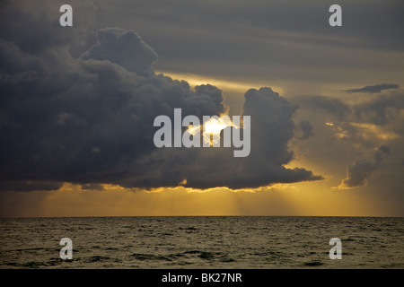 Nimbus nuages sur Karon Beach, Phuket Thaïlande Banque D'Images