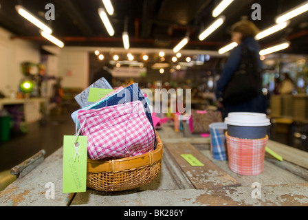 Shoppers parcourir faites de produits recyclés de marchandises à la boutique verte dans le Port Authority Bus Terminal à New York Banque D'Images