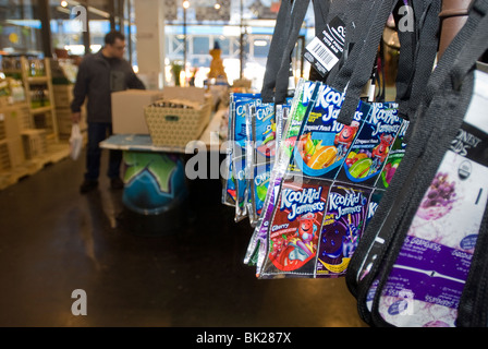 Shoppers parcourir faites de produits recyclés de marchandises à la boutique verte dans le Port Authority Bus Terminal à New York Banque D'Images