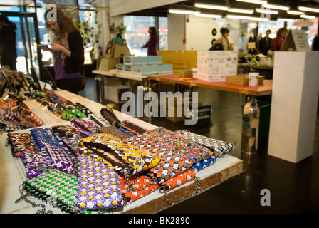 Shoppers parcourir faites de produits recyclés de marchandises à la boutique verte dans le Port Authority Bus Terminal à New York Banque D'Images