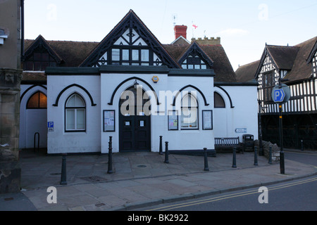 Much Wenlock's Tourist Information Centre/Centre et Museum, situé à l'extrémité de la rue principale. Banque D'Images