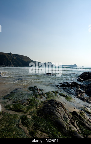 Une photographie prise sur la plage de l'anse Polurrian, Cornwall sur une journée ensoleillée. Banque D'Images