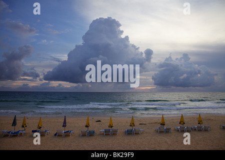 Nimbus nuages sur Karon Beach, Phuket Thaïlande Banque D'Images