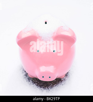 Piggy Bank in snow Banque D'Images