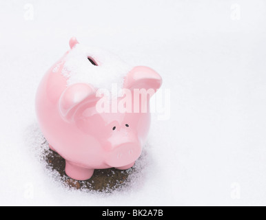 Piggy Bank in snow Banque D'Images