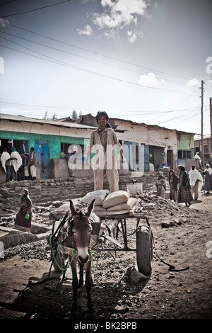 L'homme sur le panier à cheval Village près de Parc national du Simien, Ethiopie Banque D'Images