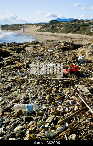 L'homme et naturelles fait Babylon sur une plage de la Méditerranée après une tempête. Banque D'Images