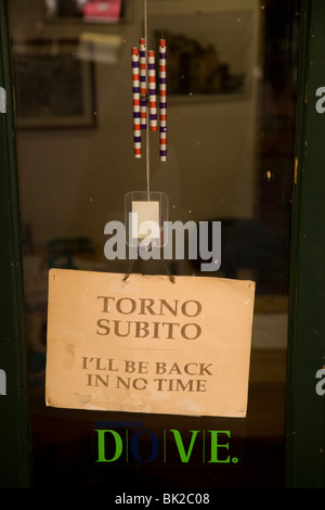 De retour bientôt signer sur porte à Riomaggiore, Cinque Terre, ligurie, italie Banque D'Images