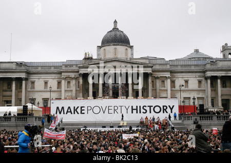 Nelson Mandela s'adresse à une foule de milliers de faire disparaître la pauvreté dans le monde - pour sensibiliser à Trafalgar Square Banque D'Images