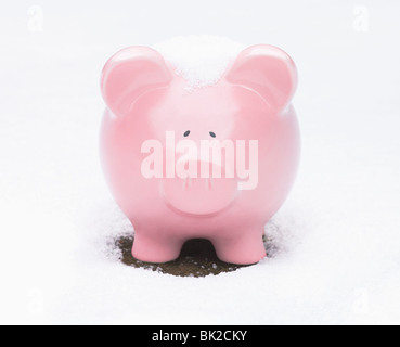 Piggy Bank in snow Banque D'Images