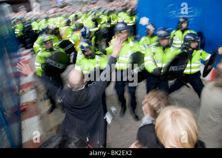 Fools Day financier dans la ville. Les manifestants dans la rue et la police anti-émeute sont déployés près de la Banque d'Angleterre Banque D'Images