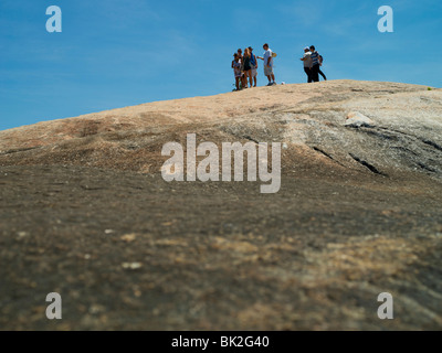 Groupe debout sur un gros rocher Banque D'Images