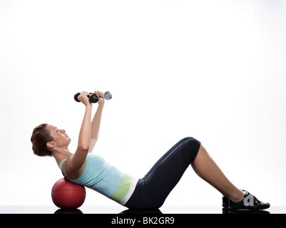 Femme l'exercice d'entraînement abdominale sur fond blanc avec des poids Banque D'Images