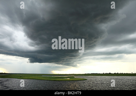 Un orage se déplace à travers l'horizon avec les sombres nuages sur la rivière Chobe, au nord du Botswana Banque D'Images