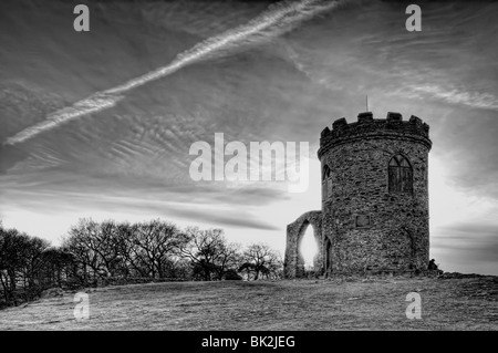 Image en noir et blanc d'un coucher de soleil derrière le vieux John's Tower, Bradgate Park, Newtown Linford, Leicestershire, UK Banque D'Images