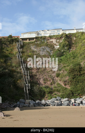 Vue prise de la plage montrant l'abrupte escalier menant à la beach houses Banque D'Images