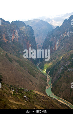 La rivière Nho Que couper un profond canyon près de la frontière chinoise dans la province de Ha Giang, dans le nord du Vietnam Banque D'Images