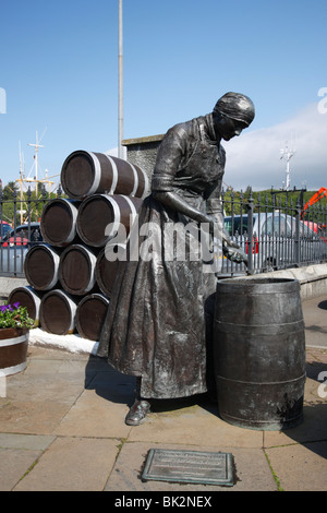 Statue de fille de hareng, Stornoway port, Isle Of Lewis, Hébrides extérieures, en Écosse, en 2009. Banque D'Images