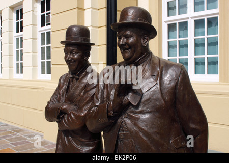 Laurel et Hardy de la statue, la Salle du Couronnement, Ulverston, Cumbria, 2009. Banque D'Images