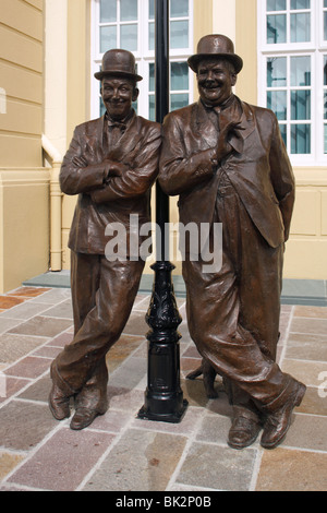 Laurel et Hardy de la statue, la Salle du Couronnement, Ulverston, Cumbria, 2009. Banque D'Images