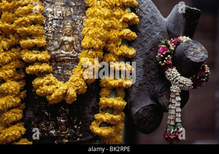 Détail de la statue khmère ornées de fleurs, Prasat Muang Singh Historical Park, Kanchanaburi, Thaïlande Banque D'Images