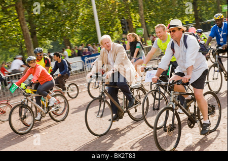 Boris Johnson, Maire de Londres, parle à la foule à la roue libre de vélo, à Londres, le 21 septembre 2008. Banque D'Images