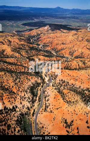 Vue aérienne de l'Utah Highway 12 qui serpente à travers le Canyon rouge entre ville de Panguitch, Utah et le Parc National de Bryce Canyon. Banque D'Images