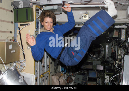 Eileen M. Collins astronaute flottant dans l'apesanteur et commandant de l'ISS STS-114 de la navette spatiale Banque D'Images