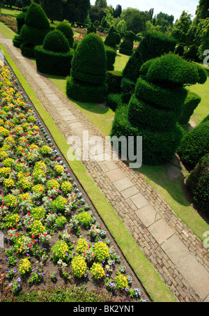 Vue aérienne des jardins à la place et au Hall des topiaires, Bexley. Banque D'Images