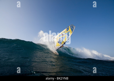 Windsurfer tournant sur une vague à Ho'okipa, Maui. Banque D'Images