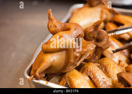 Les jeunes poulets sur un street food à Kowloon, Hong Kong, Chine. Banque D'Images