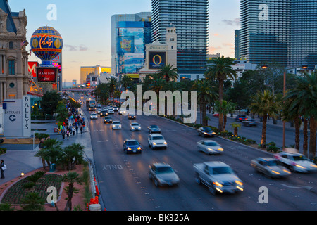 Trafic sur Las Vegas Boulevard (le Strip) au crépuscule-Las Vegas NEVADA USA. Banque D'Images