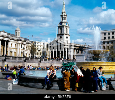 Angleterre Londres Trafalgar Square St Martins dans les domaines Fontaine et les touristes Banque D'Images